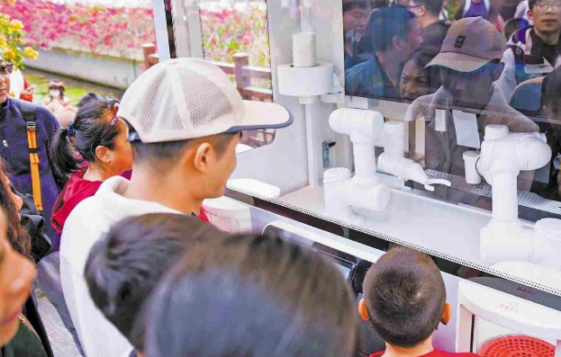 Tech New Year Goods Gain Popularity as Guangdong Manufacturing and Services Go Global